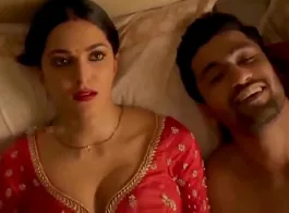 sonakshi sinha boobs pressed